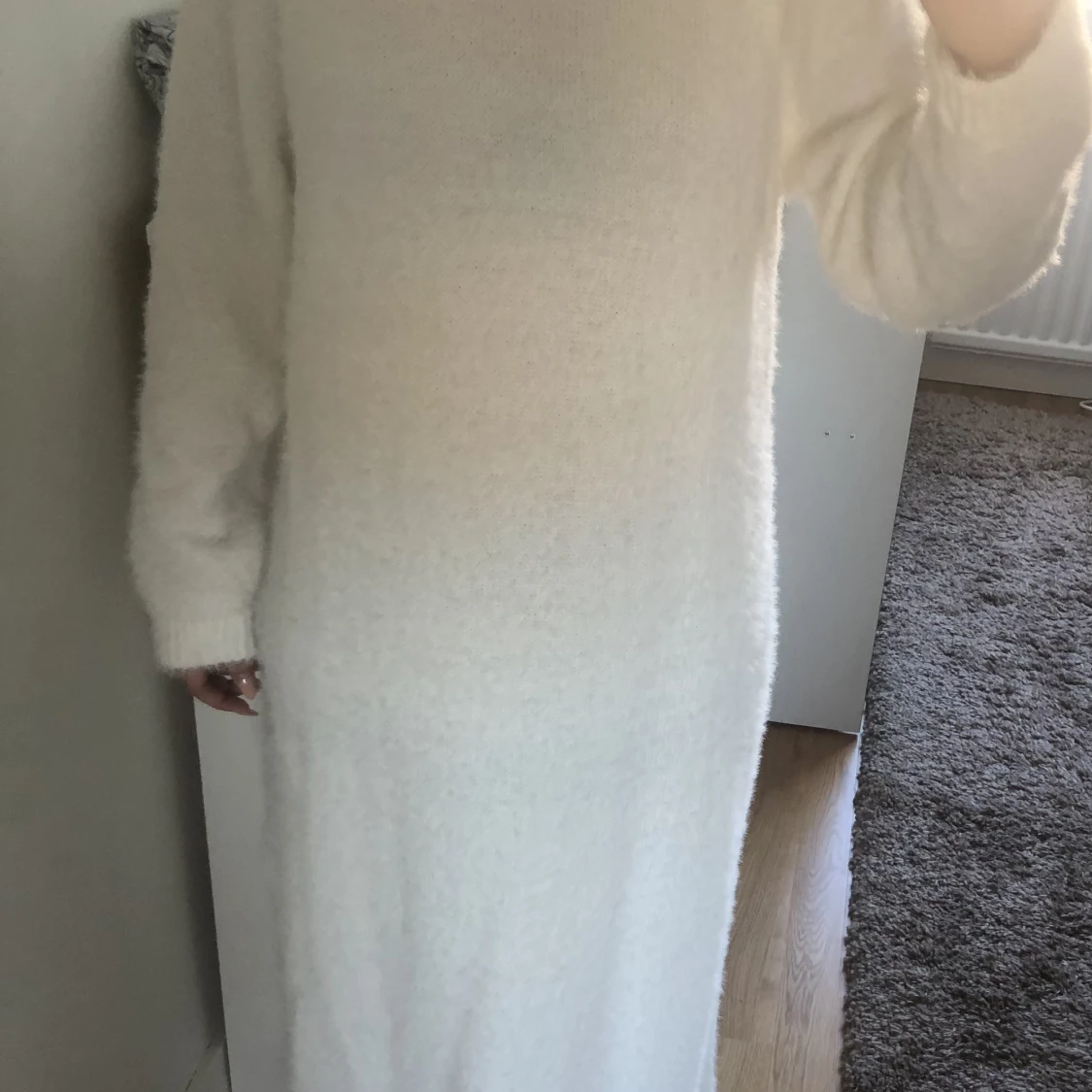 Vit fluffig klänning  - 91