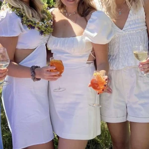 Klänning  - Perfekta sommarklänning för alla sommarens tillfällen! Använd 1 gång på förra årets midsommar! 