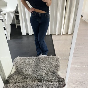 Bootcut jeans - Supercoola jeans från mango. Low/mid rise i en mörkare blå färg. Tyvärr är de för långa för mig💖