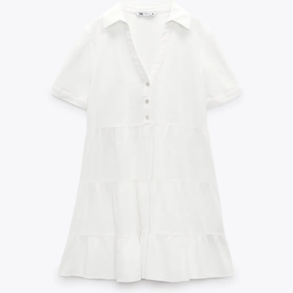 Säljer denna superfina vita klänning fån zara som jag köpte i Paris i somras, skriv gärna vid frågor eller för fler bilder🌟(tryck inte på köp direkt). Klänningar.
