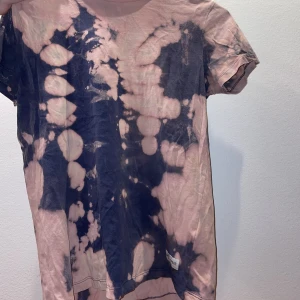 Unik T-shirt  - Bekväm t-shirt som jag blekt med klorin för att få fram detta unika mönster. Värt att nämna är att den hade behövt strykas, eventuellt bara tvättas igen och hängas upp på galge för att torka & få bort rynkorna på tröjan.