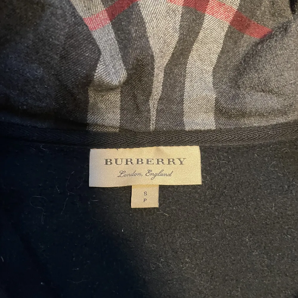 En limiterad hoodie från burberry som är mycket eftersökt. Kvitto finns.  Säljs pga att den är för lite för mig. Nypris 8200                                  Skick 9-10                          Storlek S                                  Byte är okej. . Tröjor & Koftor.