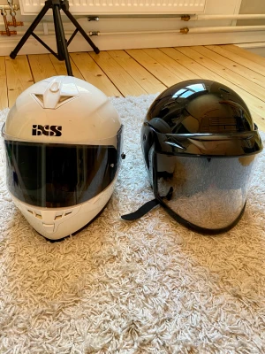 Mopedhjälm - Två olika typer av mopedhjälmar. Den vita är använd, men fortfarande fint skick. Den svarta är som ny (använts Max 10 gånger) då den bara har varit i reserv. Pris går att diskutera 🤩