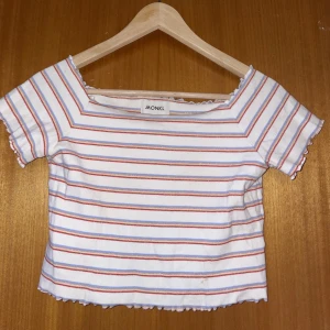 Randig kroppad topp  - En randig kroppad topp från Monki med glitter i ränderna och volang vid rämmarna. Passar som en magtröja och är i storlek S. Frakt ingår ej i priset, men kan mötas i Malmö.