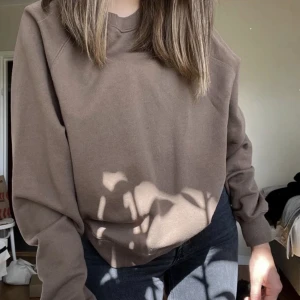 Arket sweatshirt - Säljer nu denna jättefina sweatshirt från arket i jättebra skick. ❤️