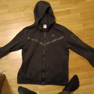 Nike tech - Kom privat eller kommentera för pris