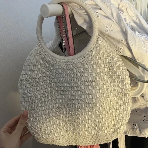 Virkad väska - Virkad väska från h&m med satin detaljer !🤍 superbra skick & inga defekter❣️ använd gärna köp nu 💖