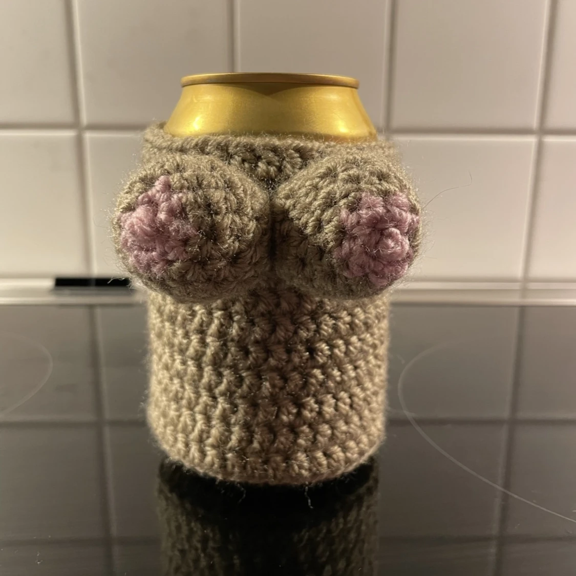 Handvirkad rolig mugghållare med bröst - 91