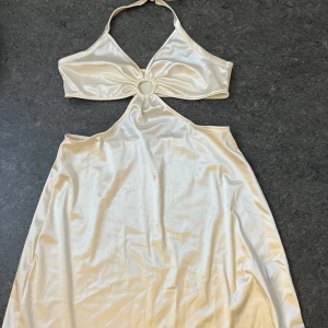 Klänning  - Klänning från H&M, aldrig använt. Storlek M. För mer bilder eller information är det bara att höra av sig 😊