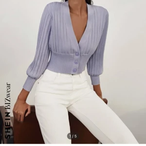 Stickad kofta - En lila stickad tröja i storlek 36/S , väldigt stretching så passar nog M också. Tröjan är aldrig använd då den inte passar mig och är i fint skick, förvånansvärt bra kvalite för att vara beställt på shein! köpt för 220kr och säljs för 60kr.