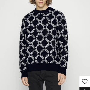 Versace tröja - Säljer en tröja ifrån Versace Couture i storlek L men mer som en Medium. Nypris 2700 men säljer för 1500 eller bud