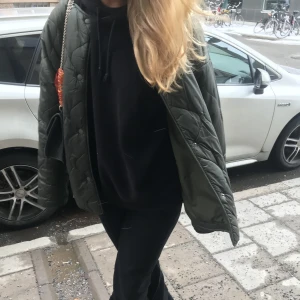 Quiltad jacka  - Mossgrön quiltad jacka i en oversized modell. Inga defekter eller tecken på användning :) S/M