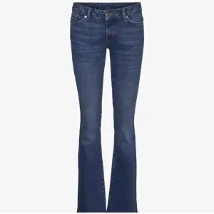 Helt nya low waist vero moda jeans, endast testade!! Dom är i storleken 27x30, dom är helt slutsålda på hemsidan!!🫶🏼Prislapp kvar!! Nypris 550kr, säljer för 459kr🩷