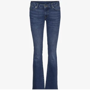 Low waist jeans - Helt nya low waist vero moda jeans, endast testade!! Dom är i storleken 27x30, dom är helt slutsålda på hemsidan!!🫶🏼Prislapp kvar!! Nypris 550kr, säljer för 459kr🩷