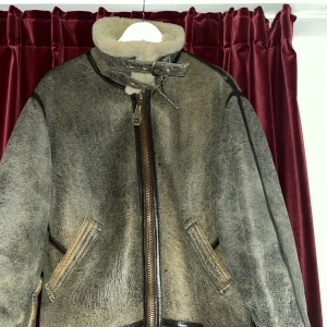  Bikerjacka - Unik jacka från Humana, nypris ca 800kr och köptes för 1 år sedan. Är sparsamt använd och i likadant skick som vid köp. Pris diskuterbart!🦋  Uppskattad storlek: M