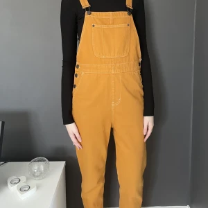 Gula Hängselbyxor - Ett par gula hängselbyxor i storlek XS från Monki som inte kommer till användning. De är i gott skick och något oversized. Skriv till mig om du vill ha fler bilder. Köpare betalar frakt💞