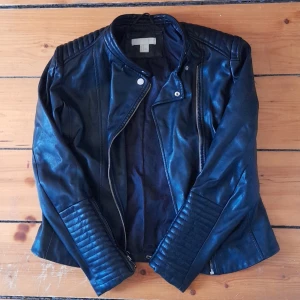 Skin jacka - Från H&M  Använd ganska mycket men i bra skick 
