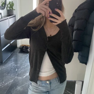 Mörkgrå kofta - Så trendig o fin kofta, köpt på zalando och är i super bra skick!!🥰🥰