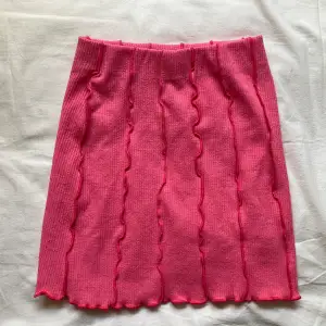 En kort tajt kjol från Bershka. 