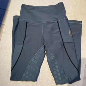 Maya delorez byxor - Jätte fina grå/gröna maya delorez ridbyxor, använda men i väldigt fint skick! Skriv för intresse eller fler bilder. Priset kan även diskuteras 