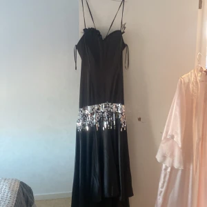 Klänning  - En fin svart bröllop klänning.