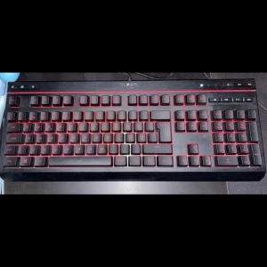 HyperX Tangentbord  - Säljer mitt HyperX alloy core rgb tangentbord då jag tänkte köpa ett nytt då jag inte gillar detta så mycke. Den är full size och har röda switches om jag inte minns fel vilket ger ett mer dämpat ljud. Färgerna går att ändra med knappen i mitten på 3:e bilden. Det är rätt dammigt då jag haft de i ett år men inte använt de så mycke. Det finns inga defekter eller fel på de, har även kvar kartongen som jag skickar de i. Köptes på outlet för ca 750kr