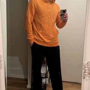 Holzweiler Hoodie - Orange hoodie från märket holzweiler. Använd men i gott skick. St M. Nypris: 1800:- OBS: kläderna är skrynkliga då de legat nerpackade.