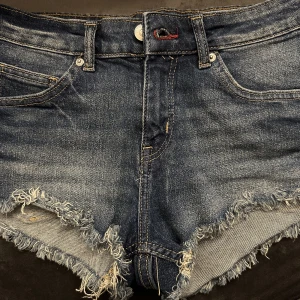 Lågmidjade shorts - Fina lågmidjade shorts från H&M i storlek 38😍 Bara använt 2 gånger❤️