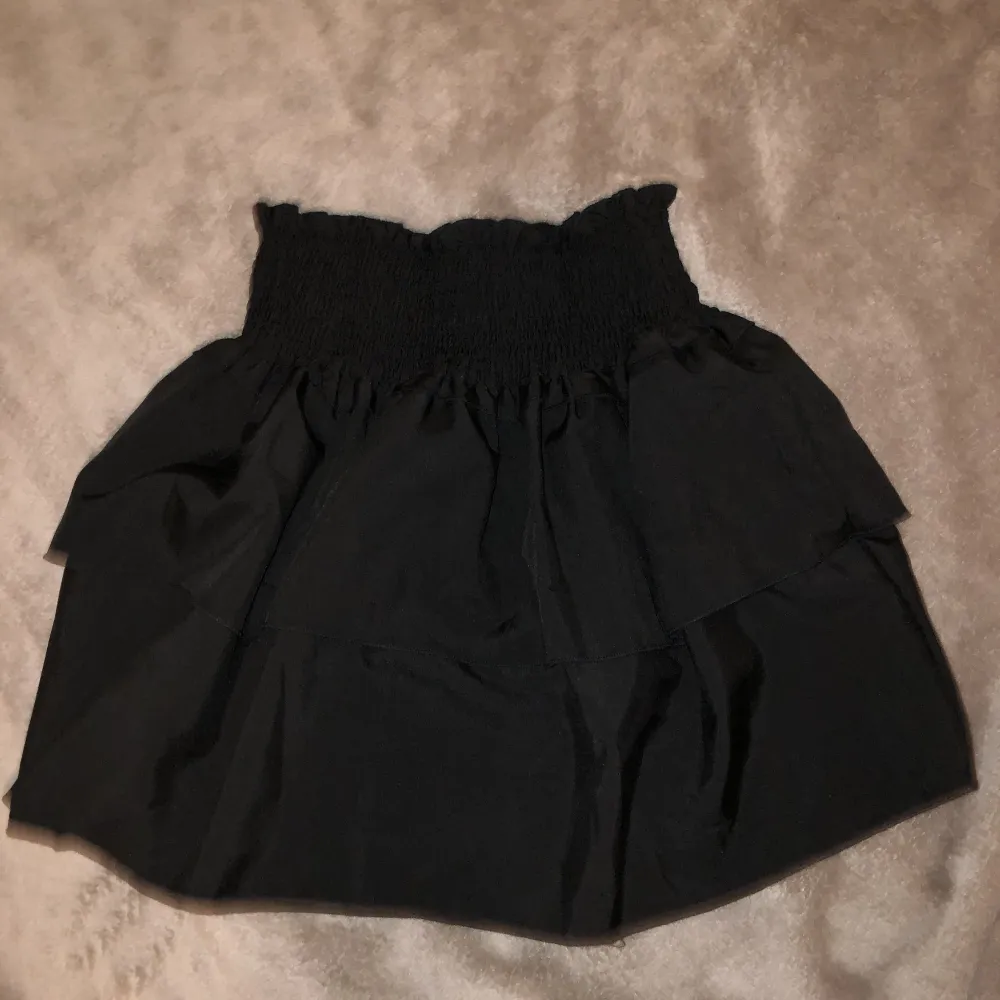 säljer nu en svart kjol i storlek S. Kjolar.