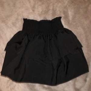 säljer nu en svart kjol i storlek S