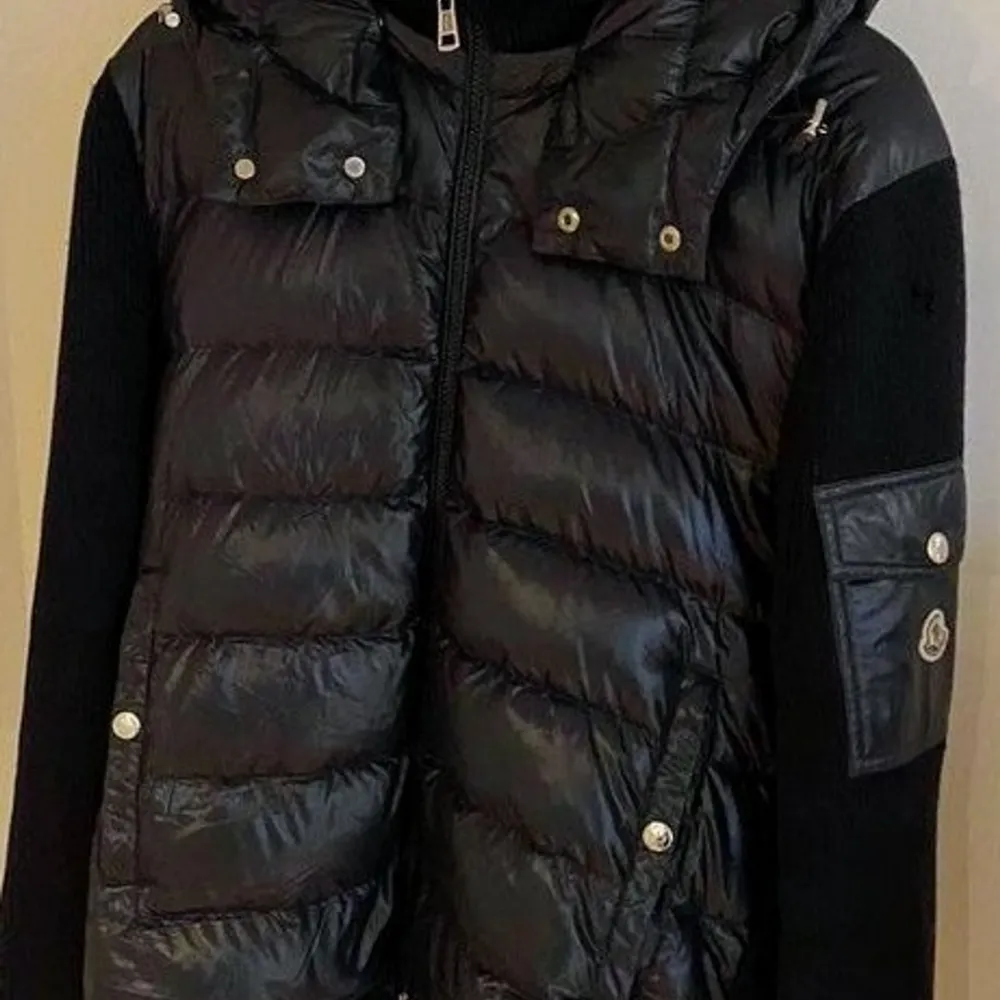 Säljer min moncler cardigan, endast använd 3 gånger ish, storlek S. Jackor.