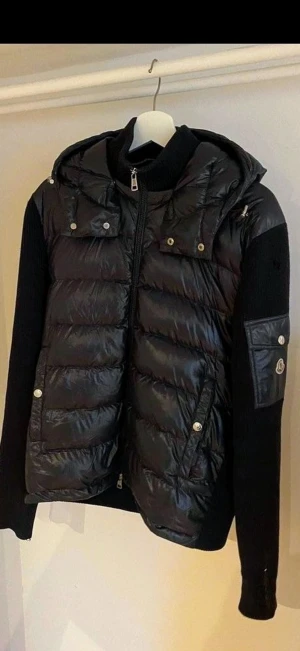 Moncler cardigan - Säljer min moncler cardigan, endast använd 3 gånger ish, storlek S