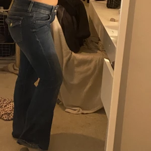 Denim - De populära Lågmidjade jeansen från hm som är slutsålda överallt. Säljs då de är för långa för mig och kommer då inte till någon användning🤍