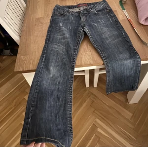 Lågmidjade jeans! - Jättesnygga lågmidjade ginajeans! Köpte dem här på plick men säljer då dem inte passade på mig. Skriv om du har frågor eller vill ha fler bilder. Köparen står för frakt. Kan mötas i Stockholm. Bilderna är lånade av förra säljaren! Dem är blåare än på bild