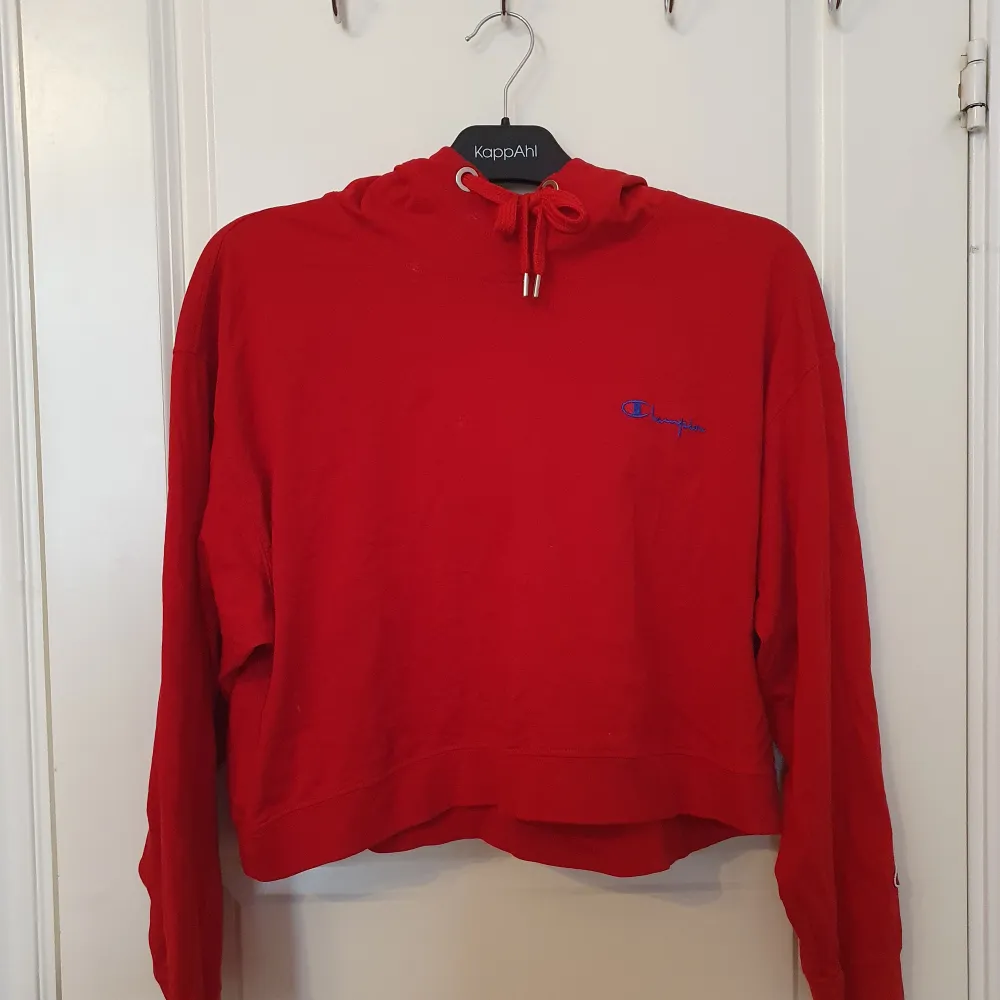 Cropped röd Champion hoodie Strl: XS men passar även en S-M Nypris: ca 800 kr  Säljer en likadan i lila. Hoodies.