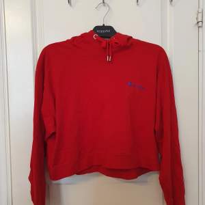 Cropped röd Champion hoodie Strl: XS men passar även en S-M Nypris: ca 800 kr  Säljer en likadan i lila