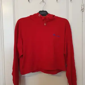 Cropped röd Champion hoodie Strl: XS men passar även en S-M Nypris: ca 800 kr  Säljer en likadan i lila