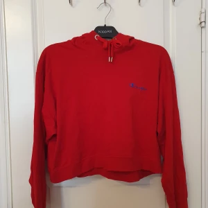 Cropped röd Champion hoodie XS-M - Cropped röd Champion hoodie Strl: XS men passar även en S-M Nypris: ca 800 kr  Säljer en likadan i lila