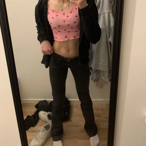 low waist svarta jeans  - As snygga svarta low waist jeans. Säljes då jag inte använder dem. Jag är 165 cm och de är ganska långa på mig ❤️ gärna snabb affär! 