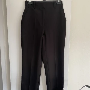 Kostymbyxa - Croppad kostymbyxa som tyvärr inte kommer till användning🧡