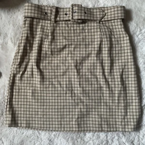 Kjol med skärp - Säljer denna fina kjolen då jag aldrig fått användning för att den inte är i min stil🤍Man kan ta bort skärpet om man vill och det är dragkjedja på högra sidan av kjolen🤍
