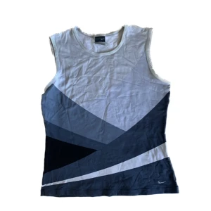 Nike topp - Snygg ”träningstopp” från Nike i kalla färger