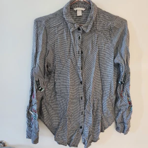 Blus med broderi - Söt blus med broderi. Jätteskrynklig men den kommer ju ändå packas för frakt så hoppas det är ok :) hör av dig om du har frågor!