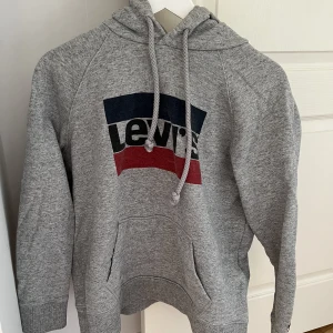 Levis hoodie  - Hoodie från Levis, knappt använd, lite längre model  