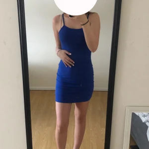 Fin klänning - Säljer denna klänningen ifrån shein då den aldrig använts. Den är jätte fin men inte min stil. Jag är 162cm. (Frakten ligger på 60kr)