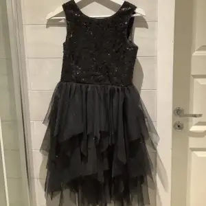 Jätte fin klänning från H&M, nästan oanvänd. Den har fina glänsande paljetter på sig. Storleken är 11-12år (152).