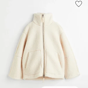 Teddyjacka  - Teddyjacka från H&M, använd ett fåtal gånger så jättebra skick. Köpt för 599kr. 