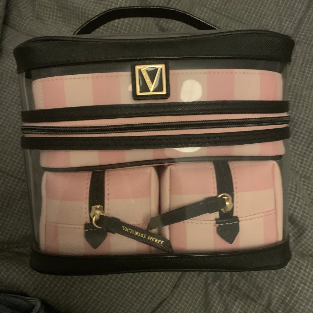 så fin necessär / smink-väska. kommer tyvärr inte till användning men den får plats med allt och är så bra till när man ska resa och sånt, väldigt fint skick 💖 nypris: ca. 650 kr, säljer för 300 😽pris kan diskuteras vid snabb affär 😻. Laukut & Käsilaukut.