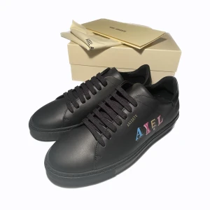 Arigatos Clean 90 Monogram  - Aldrig använda Arigatos fabriksnytt skick, alla tags och kvitton finns. Säljer för 999kr orginal pris ca 2200kr