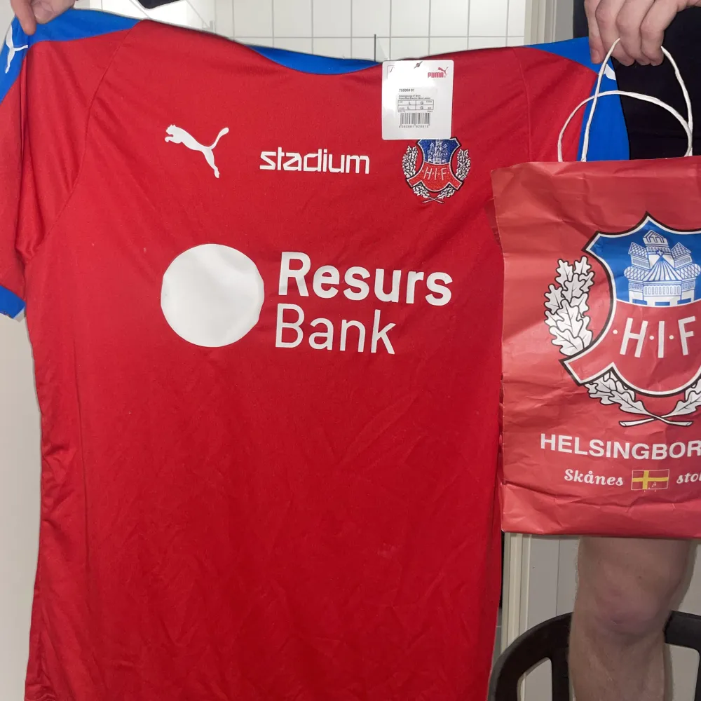 Helt ny röd HIF tröja. Aldrig använd. Storlek L. Kan mötas upp i Helsingborg annars tillkommer spårbar frakt. Pris går att diskuteras vid snabb affär . T-shirts.